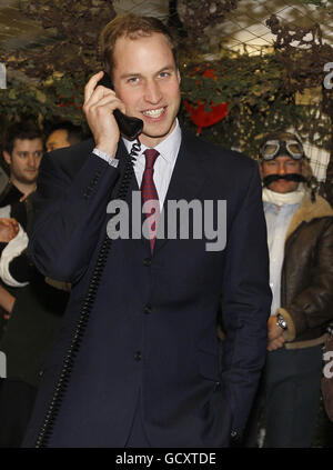 Le Prince William termine une transaction téléphonique à l'ICAP alors qu'il participe à la Journée annuelle des œuvres caritatives de l'ICAP à Londres. Banque D'Images