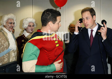 Prince William (à droite) conclut une transaction téléphonique à l'ICAP alors qu'il participe à la Journée annuelle de la Charité de l'ICAP à Londres. Banque D'Images