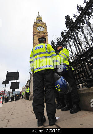 La police devant la Chambre des communes, sur la place du Parlement, dans le centre de Londres, a prévu des manifestations étudiantes contre une hausse des frais de scolarité. Banque D'Images