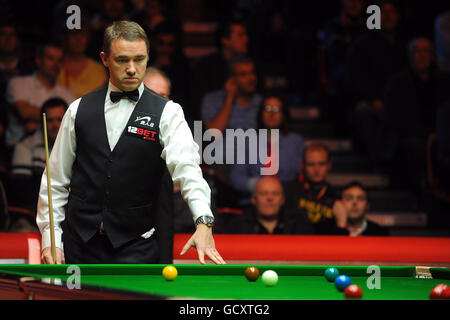 Stephen Hendry, en Écosse, envisage sa prochaine prise de vue lors de son match contre Jimmy White, en Angleterre, lors des championnats du Royaume-Uni 12Bet.Com au Telford International Center, à Telford. Banque D'Images