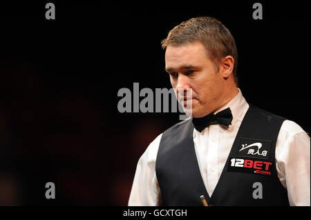 Stephen Hendry en Écosse lors de son match contre Jimmy White en Angleterre lors des championnats du Royaume-Uni 12Bet.Com au Telford International Center, Telford. Banque D'Images