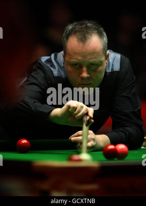 John Higgins en Écosse à la table lors de son quart de finale match contre Stephen Maguire lors des championnats du Royaume-Uni 12Bet.Com au Telford International Centre, Telford. Banque D'Images