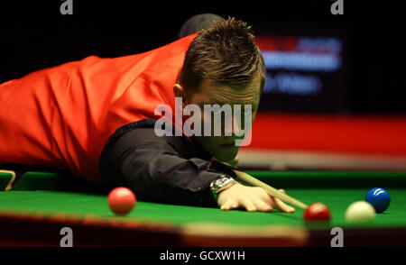 Mark Allen, d'Irlande du Nord, à la table lors de son quart de finale contre Stuart Bingham, d'Angleterre, lors des championnats du Royaume-Uni 12Bet.Com au Telford International Centre, à Telford. Banque D'Images