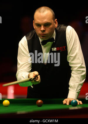 Stuart Bingham d'Angleterre à la table lors de son quart de finale match contre Mark Allen d'Irlande du Nord lors des championnats du Royaume-Uni 12Bet.Com au Telford International Center, Telford. Banque D'Images