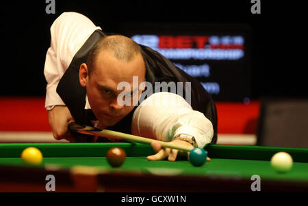 Stuart Bingham d'Angleterre à la table lors de son quart de finale match contre Mark Allen d'Irlande du Nord lors des championnats du Royaume-Uni 12Bet.Com au Telford International Center, Telford. Banque D'Images