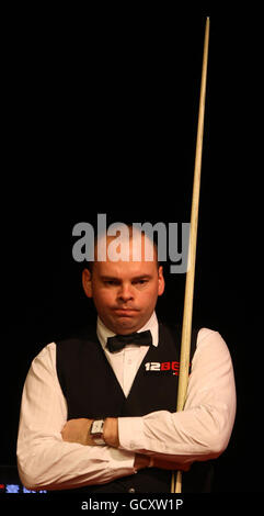 Stuart Bingham d'Angleterre à la table lors de son quart de finale match contre Mark Allen d'Irlande du Nord lors des championnats du Royaume-Uni 12Bet.Com au Telford International Center, Telford. Banque D'Images