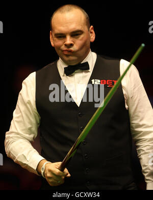 Stuart Bingham d'Angleterre à la table lors de son quart de finale match contre Mark Allen d'Irlande du Nord lors des championnats du Royaume-Uni 12Bet.Com au Telford International Center, Telford. Banque D'Images