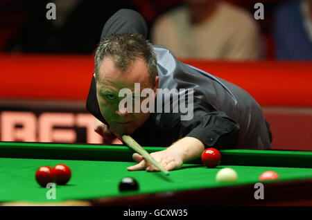 John Higgins en Écosse à la table lors de son quart de finale contre Stephen Maguire en Écosse lors des championnats du Royaume-Uni 12Bet.Com au Telford International Center, Telford. Banque D'Images