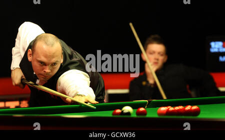 Stuart Bingham d'Angleterre à la table lors de son quart de finale match contre Mark Allen d'Irlande du Nord lors des championnats du Royaume-Uni 12Bet.Com au Telford International Center, Telford. Banque D'Images