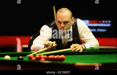 Stuart Bingham d'Angleterre à la table lors de son quart de finale match contre Mark Allen d'Irlande du Nord lors des championnats du Royaume-Uni 12Bet.Com au Telford International Center, Telford. Banque D'Images