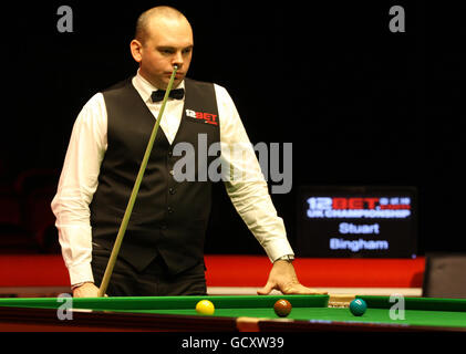 Stuart Bingham d'Angleterre à la table lors de son quart de finale match contre Mark Allen d'Irlande du Nord lors des championnats du Royaume-Uni 12Bet.Com au Telford International Center, Telford. Banque D'Images