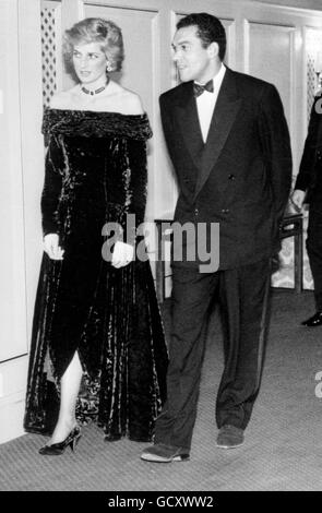 La princesse de Galles est accompagnée par l'un de ses designers préférés, Bruce Oldfield, lors d'un Gala Barnado, à l'hôtel Grosvenor House. La princesse porte une robe de velours violet écrasée à l'épaule d'Oldfield. Banque D'Images