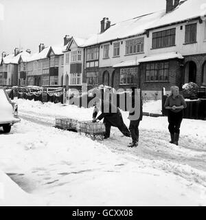 Milkman fait les tours dans des conditions de neige à Forest Hill, dans le sud de Londres. Banque D'Images