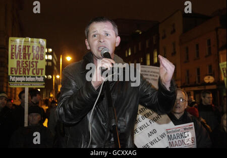 Le conseiller à but lucratif Richard Boyd Barrett s'adresse aux manifestants en dehors de Leinster House, à Dublin, alors que les politiciens de l'opposition irlandaise se sont engagés à renégocier le plan de sauvetage de 85 milliards d'euros (74 milliards) après les élections législatives de l'année prochaine. Banque D'Images