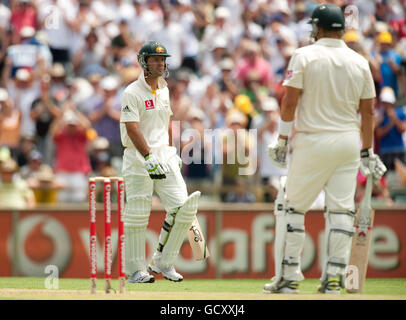 Le capitaine australien Ricky Ponting quitte le terrain après avoir été congédié par James Anderson, en Angleterre, lors du troisième match du WACA, à Perth, en Australie. Banque D'Images