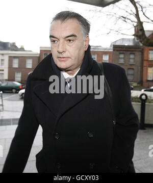 Ian Bailey arrive à la haute Cour de Dublin où il doit combattre son extradition en France où il est recherché pour s'interroger sur le meurtre de la cinéaste Sophie Toscan du Plantier, battue à mort il y a 14 ans. Banque D'Images