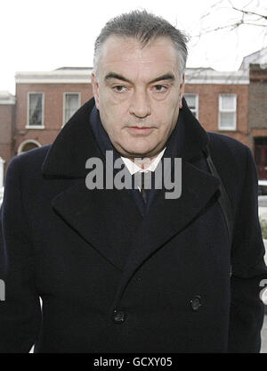 Ian Bailey arrive à la haute Cour de Dublin où il doit combattre son extradition en France où il est recherché pour s'interroger sur le meurtre de la cinéaste Sophie Toscan du Plantier, battue à mort il y a 14 ans. Banque D'Images