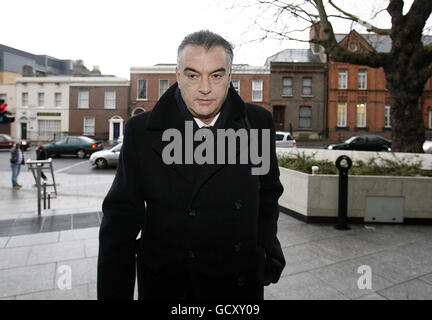 Ian Bailey arrive à la haute Cour de Dublin où il doit combattre son extradition en France où il est recherché pour s'interroger sur le meurtre de la cinéaste Sophie Toscan du Plantier, battue à mort il y a 14 ans. Banque D'Images