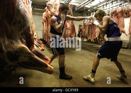 Scottish Youth international boxers Robert Forrest (à gauche) et Bryce Stewart lors d'une session de formation dans la salle de stockage froide d'une usine de viande en Écosse centrale. Banque D'Images