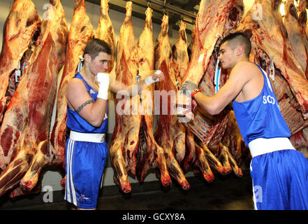 Les boxeurs internationaux Scottish Youth Robert Forrest (à gauche) et Mark McKeown lors d'une session de formation dans la salle d'entreposage frigorifique d'une usine de viande du centre de l'Écosse. Banque D'Images