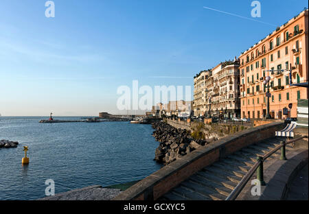 Promenade de Mergellina avec le Château dell'Ovo au dos, Naples, Campanie, Italie, Europe Banque D'Images