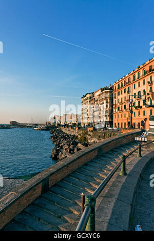 Promenade de Mergellina avec le Château dell'Ovo au dos, Naples, Campanie, Italie, Europe Banque D'Images