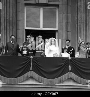 La princesse Anne et le capitaine Mark Phillips se sont enorlées du balcon du palais de Buckingham à des milliers de personnes après leur mariage. Avec eux, de gauche à droite: Peter Phillips, le père de l'époux; page Prince Edward; meilleur homme Capitaine Eric Grounds; demoiselle d'honneur Lady Sarah Armstrong-Jones; Prince Charles; HRH la Reine et le Prince Andrew. Banque D'Images