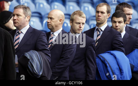 Ally McCoist (directeur adjoint), Kenny McDowall (entraîneur de l'équipe) et les joueurs Steven Naismith, Steven Whittaker, Richard Foster et Andy Webster arrivent pour le service commémoratif commémorant le 40e anniversaire de la catastrophe d'Ibrox au stade Ibrox à Glasgow. Banque D'Images