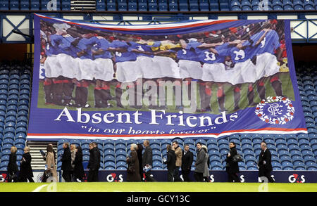 Les personnes qui se rendent à un service commémoratif pour commémorer le 40e anniversaire de la catastrophe d'Ibrox au stade d'Ibrox à Glasgow. Banque D'Images