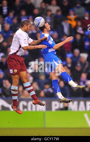 Noel Hunt de Reading (à droite) et Clarke Carlisle de Burnley (à gauche) se battent pour le ballon. Banque D'Images