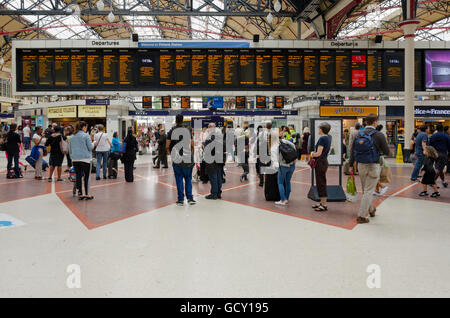 Tableaux des départs dans le hall principal de la gare de Victoria à Londres. Banque D'Images