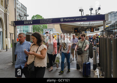 Les gens passent par le billet à la gare de Victoria les obstacles à Londres étant arrivé dans un train. Banque D'Images