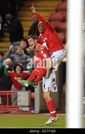 Johnnie Jackson, de Charlton Athletic, célèbre son premier but Le jeu avec le coéquipier Kyel Reid (à droite) Banque D'Images