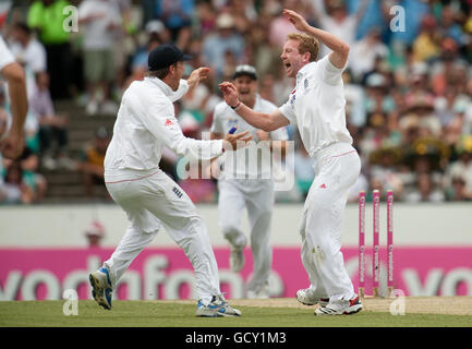 Paul Collingwood, en Angleterre, célèbre avec Graeme Swann après avoir rejeté Michael Hussey, en Australie, lors du cinquième Ashes Test au Sydney Cricket Ground, Sydney, Australie. Banque D'Images