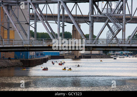 Les gens dans le kayak en rivière Buffalo Buffalo New York Banque D'Images