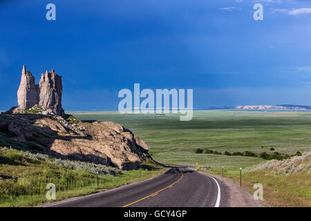 Une route mène dans une vallée près de Hawk Springs, Wyoming, le 31 mai 2014. Banque D'Images