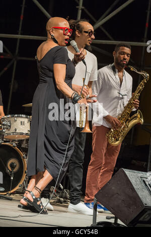 Rome, Italie. 09 juillet, 2016. Le célèbre chanteur interprétée en direct sur scène à la Casa del Jazz à Rome pendant le Festival d'été 2016", accompagnée par Theo Croker & DVRKFUNK, dans un concert très apprécié par le public © Leo Claudio De Petris/Pacific Press/Alamy Live News Banque D'Images