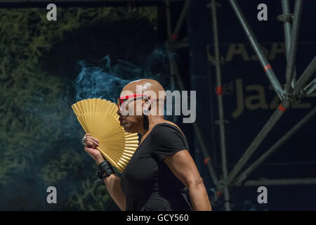 Rome, Italie. 09 juillet, 2016. Le célèbre chanteur interprétée en direct sur scène à la Casa del Jazz à Rome pendant le Festival d'été 2016", accompagnée par Theo Croker & DVRKFUNK, dans un concert très apprécié par le public © Leo Claudio De Petris/Pacific Press/Alamy Live News Banque D'Images