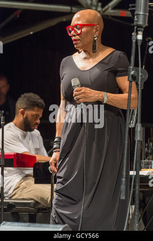 Rome, Italie. 09 juillet, 2016. Le célèbre chanteur interprétée en direct sur scène à la Casa del Jazz à Rome pendant le Festival d'été 2016", accompagnée par Theo Croker & DVRKFUNK, dans un concert très apprécié par le public © Leo Claudio De Petris/Pacific Press/Alamy Live News Banque D'Images