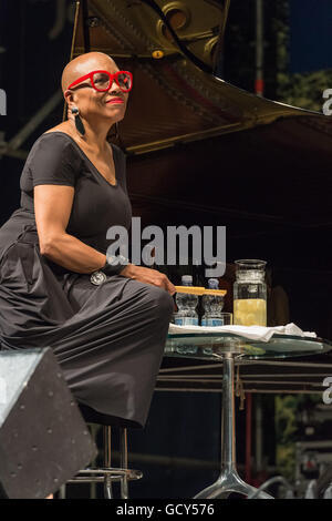 Rome, Italie. 09 juillet, 2016. Le célèbre chanteur interprétée en direct sur scène à la Casa del Jazz à Rome pendant le Festival d'été 2016", accompagnée par Theo Croker & DVRKFUNK, dans un concert très apprécié par le public © Leo Claudio De Petris/Pacific Press/Alamy Live News Banque D'Images