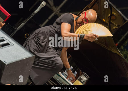 Rome, Italie. 09 juillet, 2016. Le célèbre chanteur interprétée en direct sur scène à la Casa del Jazz à Rome pendant le Festival d'été 2016", accompagnée par Theo Croker & DVRKFUNK, dans un concert très apprécié par le public © Leo Claudio De Petris/Pacific Press/Alamy Live News Banque D'Images