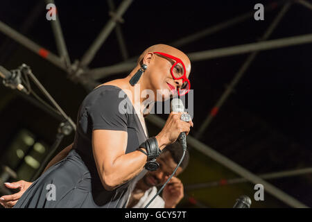 Rome, Italie. 09 juillet, 2016. Le célèbre chanteur interprétée en direct sur scène à la Casa del Jazz à Rome pendant le Festival d'été 2016", accompagnée par Theo Croker & DVRKFUNK, dans un concert très apprécié par le public © Leo Claudio De Petris/Pacific Press/Alamy Live News Banque D'Images