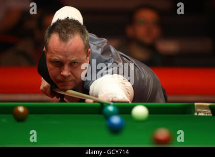 John Higgins en Écosse à la table lors de son match de deuxième manche contre Graeme Dott en Écosse lors des championnats britanniques de 12Bet.Com au Telford International Centre, Telford. Banque D'Images