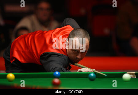 Mark Williams du pays de Galles à la table lors de son match de deuxième tour contre Stephen Hendry en Écosse lors des championnats du Royaume-Uni 12Bet.Com au Telford International Centre, Telford. Banque D'Images