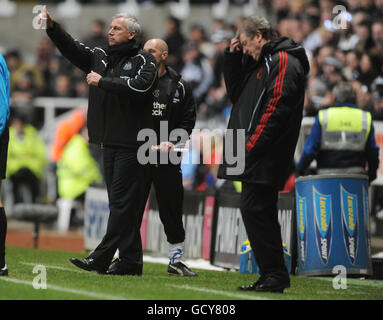 Alan Pardew, directeur de Newcastle United (à gauche) lors du match de la Barclays Premier League à St James' Park, Newcastle. Banque D'Images