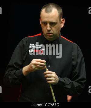 Mark Williams du pays de Galles à la table lors de sa demi-finale contre Shaun Murphy de l'Angleterre lors des championnats du Royaume-Uni 12Bet.Com au Telford International Centre, Telford. Banque D'Images