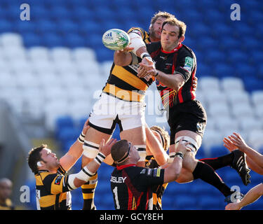 Rugby Union - Heineken Cup - Pool six - Newport Gwent Dragons / London Wasps - Cardiff City Stadium.Dragons Robert Sidoli remporte une ligne de Wasps Simon Shaw lors du match de la coupe Heineken au Cardiff City Stadium, à Cardiff. Banque D'Images