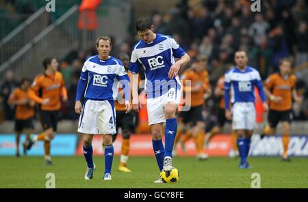 Nikola Zigic (au centre) de Birmingham place le ballon de nouveau L'endroit central après les scores de Wolverhampton Wanderers Stephen Hunt Banque D'Images