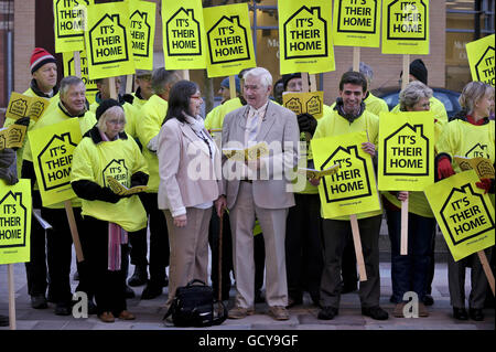 Peter et Hazelmary Bull (au centre) avec des manifestants chrétiens devant la cour du comté de Bristol. M. et Mme Bull comparaissent devant le tribunal, où ils sont poursuivis par un couple homosexuel pour avoir refusé de leur permettre de partager un lit double dans leur hôtel Cornish. Banque D'Images