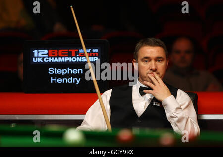 Stephen Hendry en Écosse lors de son match de deuxième tour contre Mark Williams au pays de Galles lors des championnats du Royaume-Uni de 12Bet.Com au Telford International Centre, Telford Banque D'Images